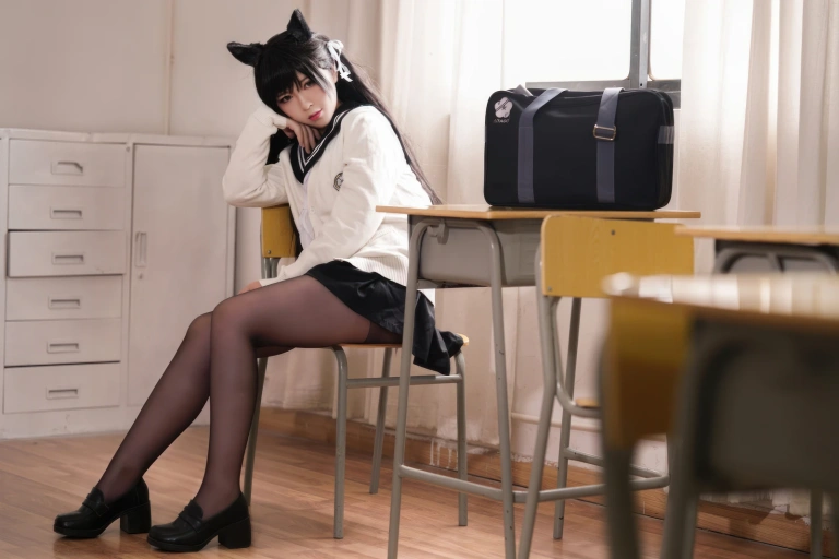 半半子 BANBANKO《碧蓝航线 爱宕校服》主题写真：25张全套美图