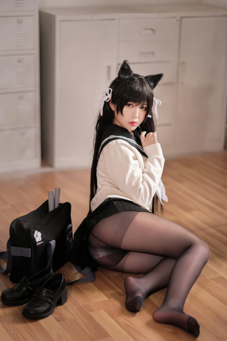 半半子 BANBANKO《碧蓝航线 爱宕校服》主题写真：25张全套美图