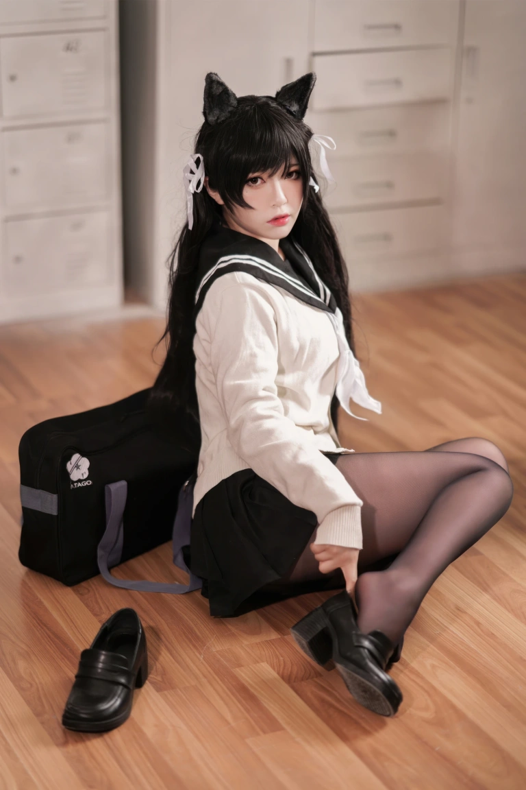 半半子 BANBANKO《碧蓝航线 爱宕校服》主题写真：25张全套美图