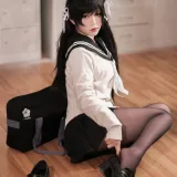 半半子 BANBANKO《碧蓝航线 爱宕校服》主题写真：25张全套美图