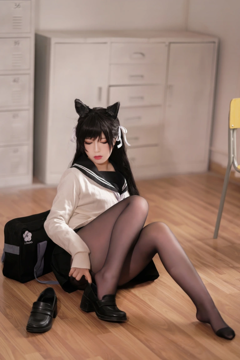 半半子 BANBANKO《碧蓝航线 爱宕校服》主题写真：25张全套美图