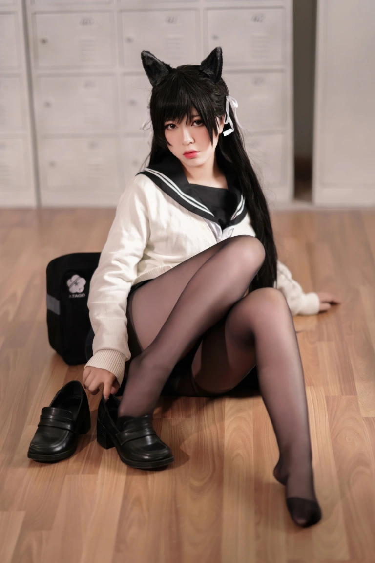 半半子 BANBANKO《碧蓝航线 爱宕校服》主题写真：25张全套美图