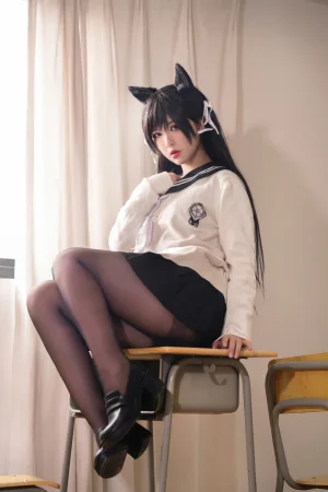 半半子 BANBANKO《碧蓝航线 爱宕校服》主题写真：25张全套美图