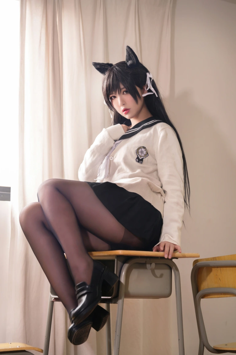 半半子 BANBANKO《碧蓝航线 爱宕校服》主题写真：25张全套美图