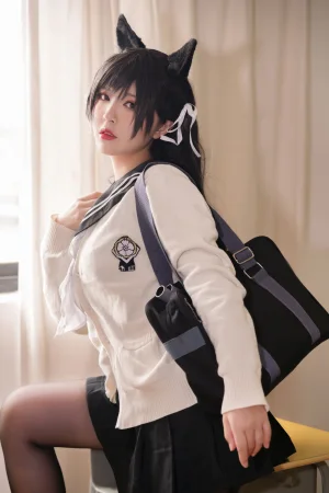 半半子 BANBANKO《碧蓝航线 爱宕校服》主题写真：25张全套美图