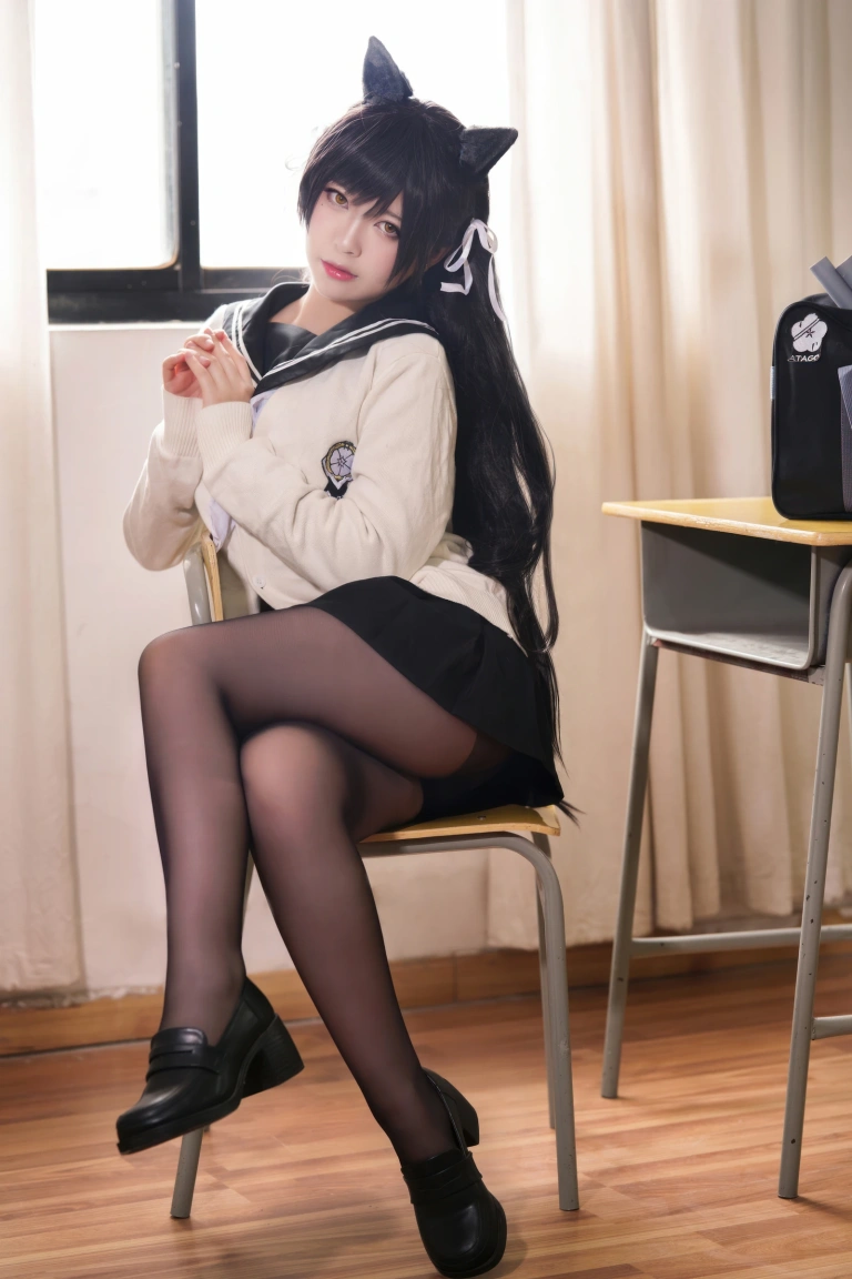 半半子 BANBANKO《碧蓝航线 爱宕校服》主题写真：25张全套美图