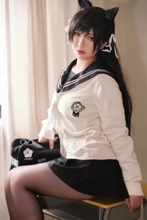 半半子 BANBANKO《碧蓝航线 爱宕校服》主题写真：25张全套美图