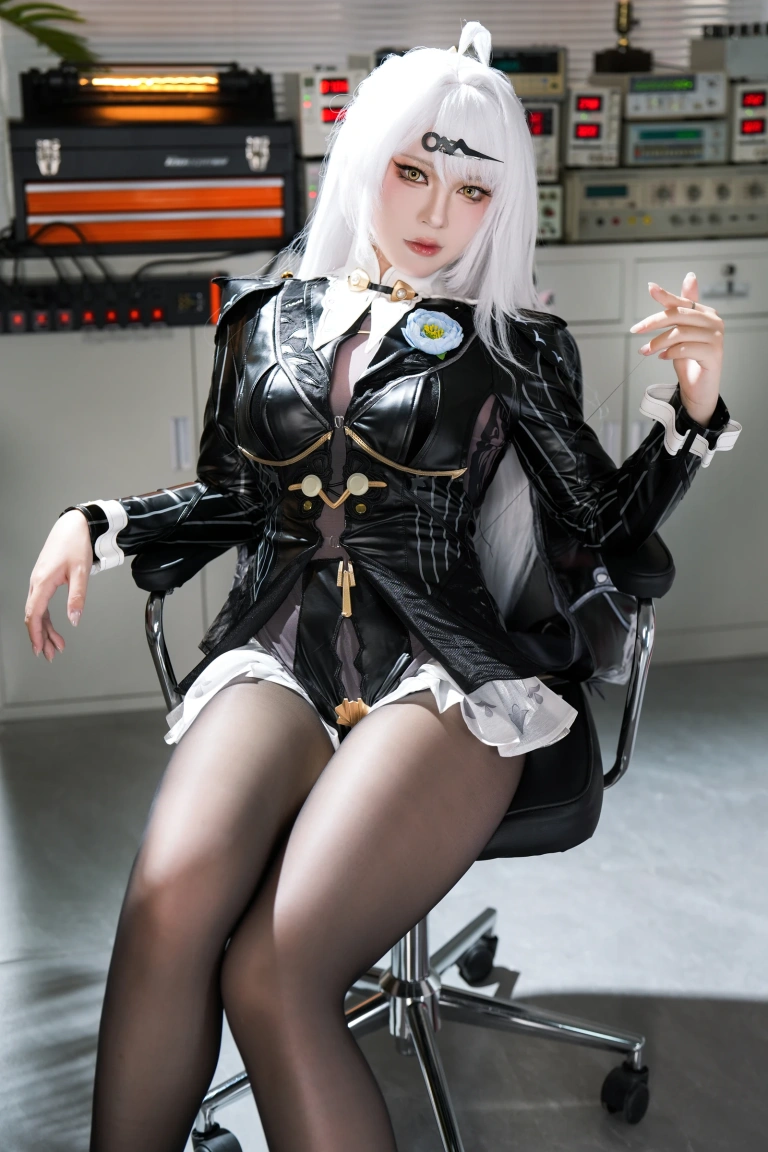 半半子 BANBANKO《儀玄師匠》主题写真：51张全套美图，含4个视频