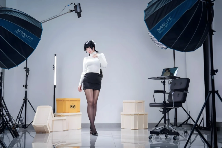 半半子 BANBANKO《碧蓝航线 高雄 武人的心法素养》主题写真：57张全套美图，含4个视频