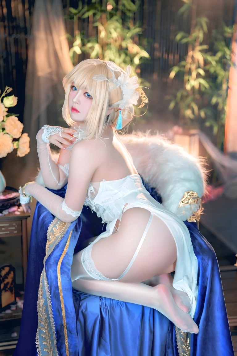 半半子 BANBANKO《贞德 灯花祝装圣女 灯火佳期》主题写真：58张全套美图
