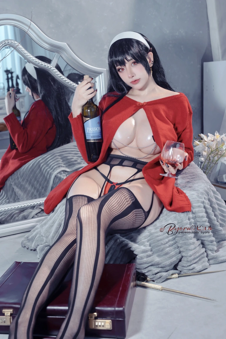 Byoru《Yor red》主题写真：48张全套美图，含6个视频