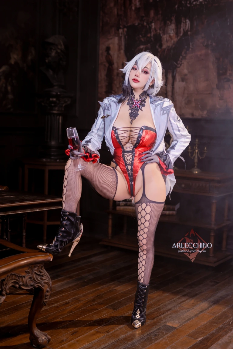 Byoru《Arlecchino Dress 原神 阿蕾奇诺》主题写真：94张全套美图，含22个视频