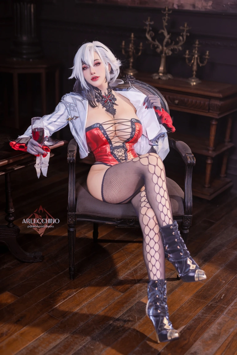 Byoru《Arlecchino Dress 原神 阿蕾奇诺》主题写真：94张全套美图，含22个视频