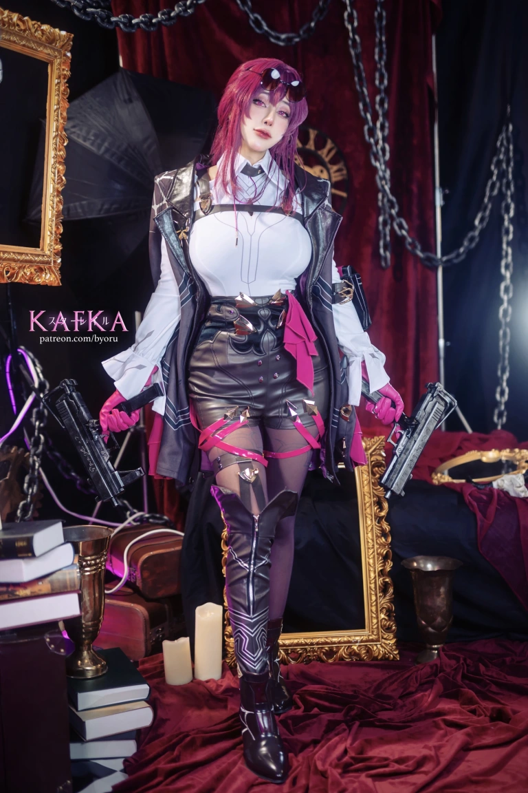 Byoru《Kafka 卡芙卡》主题写真：50张全套美图，含25个视频
