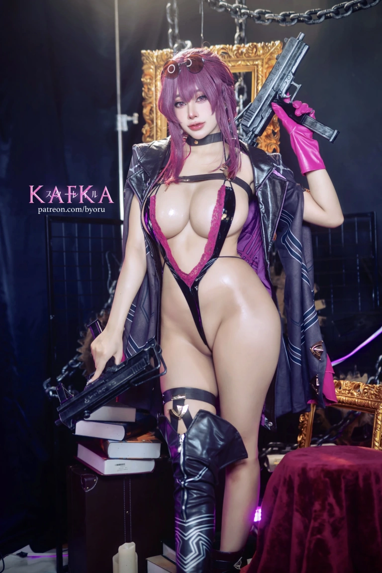 Byoru《Kafka 卡芙卡》主题写真：50张全套美图，含25个视频