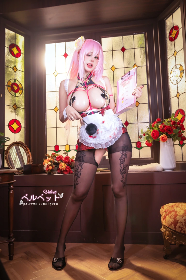 Byoru《Velvet Maid 【NIKKE】》主题写真：60张全套美图，含25个视频
