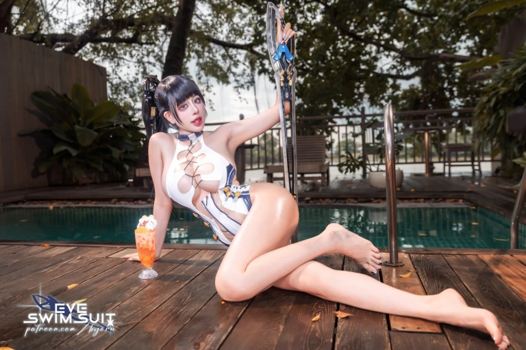 Byoru《Eve – Stellar Blade x NIKKE（Summer Outfit）》主题写真：55张全套美图，含17个视频