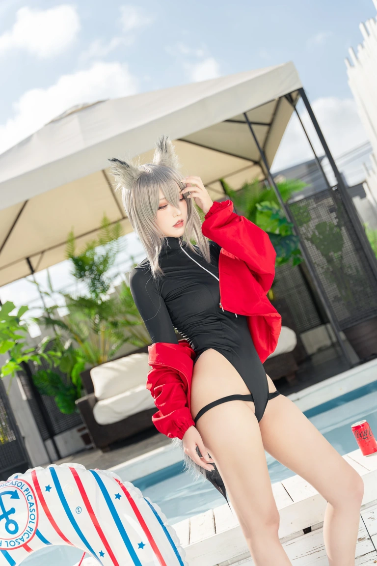 切切celia《明日方舟 红》主题写真：28张全套美图，含1个视频