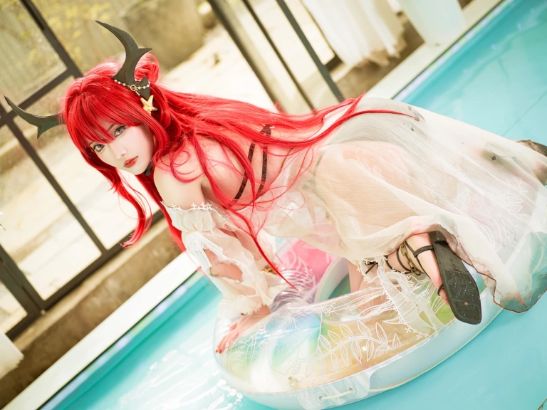切切celia《明日方舟 史尔特尔泳装》主题写真：27张全套美图