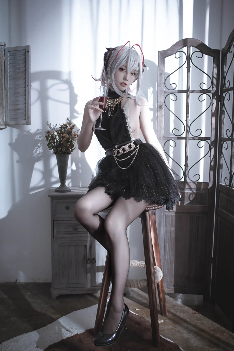 切切celia《明日方舟 W 礼服》主题写真：20张全套美图