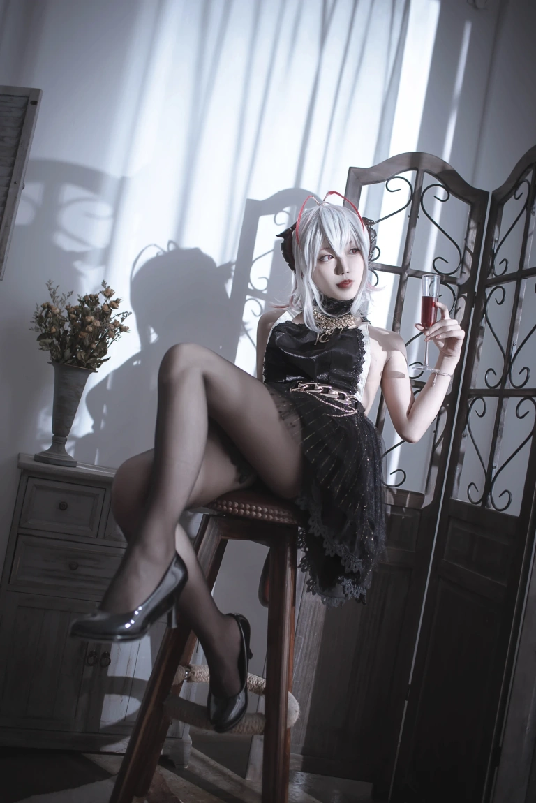 切切celia《明日方舟 W 礼服》主题写真：20张全套美图