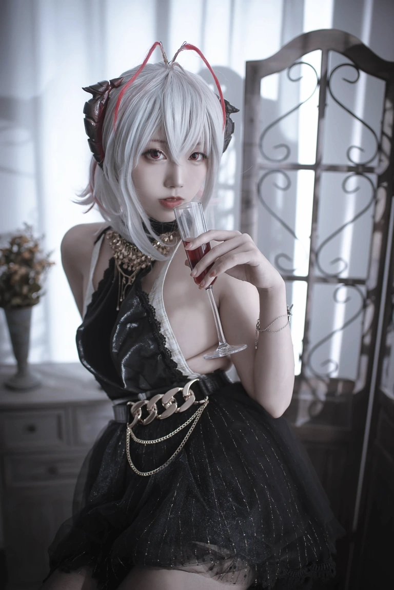 切切celia《明日方舟 W 礼服》主题写真：20张全套美图