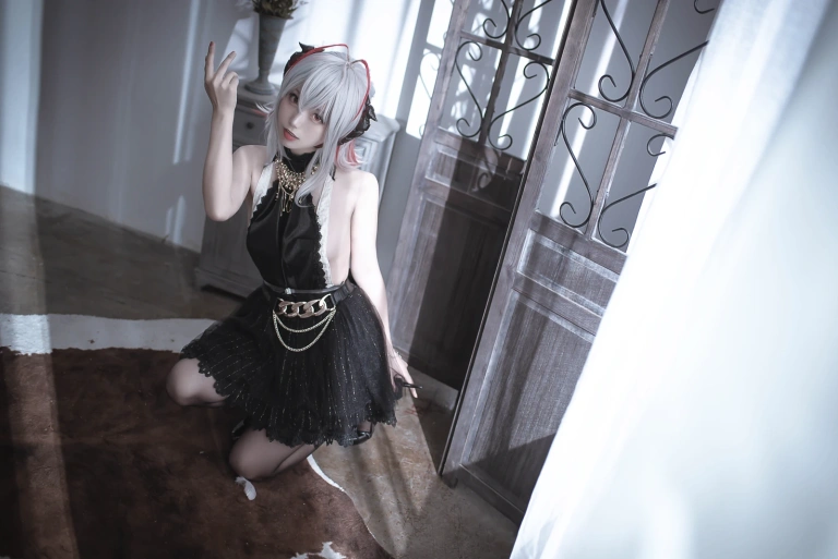 切切celia《明日方舟 W 礼服》主题写真：20张全套美图