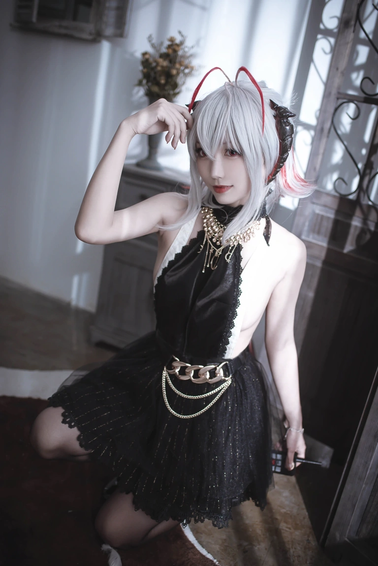 切切celia《明日方舟 W 礼服》主题写真：20张全套美图