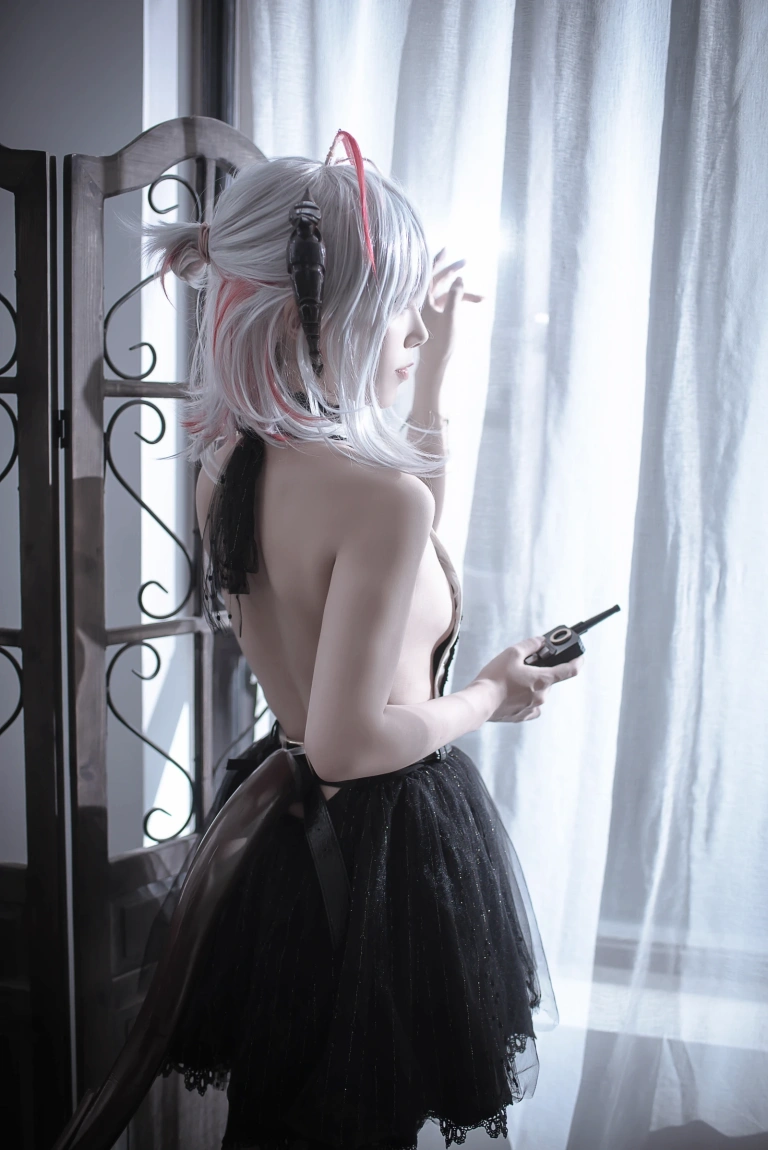 切切celia《明日方舟 W 礼服》主题写真：20张全套美图