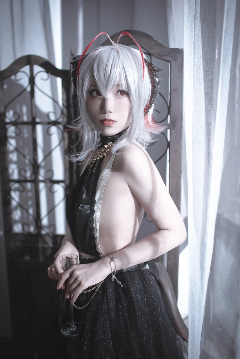 切切celia《明日方舟 W 礼服》主题写真：20张全套美图