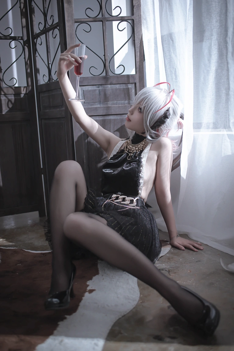 切切celia《明日方舟 W 礼服》主题写真：20张全套美图