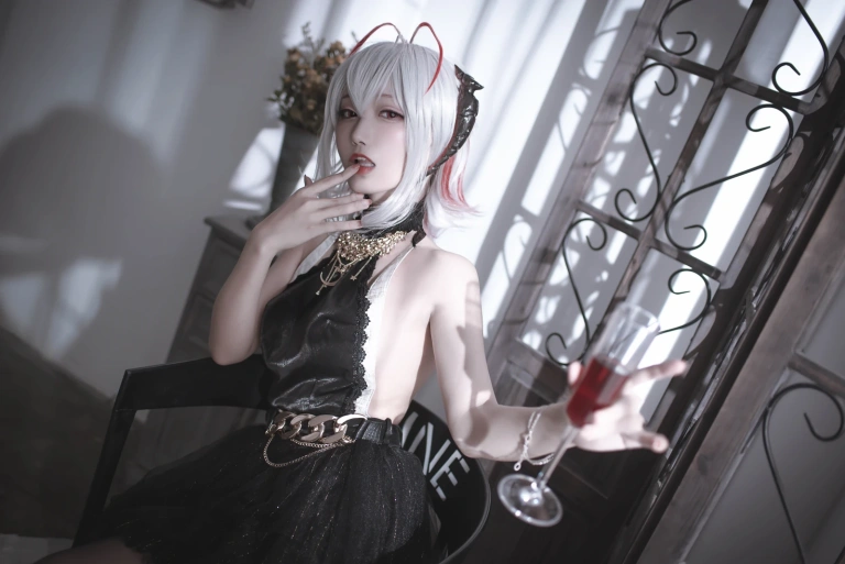 切切celia《明日方舟 W 礼服》主题写真：20张全套美图