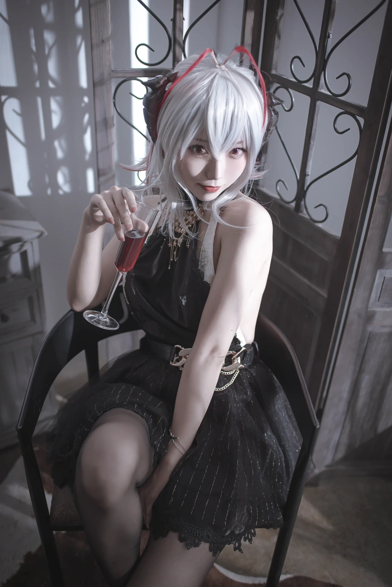 切切celia《明日方舟 W 礼服》主题写真：20张全套美图