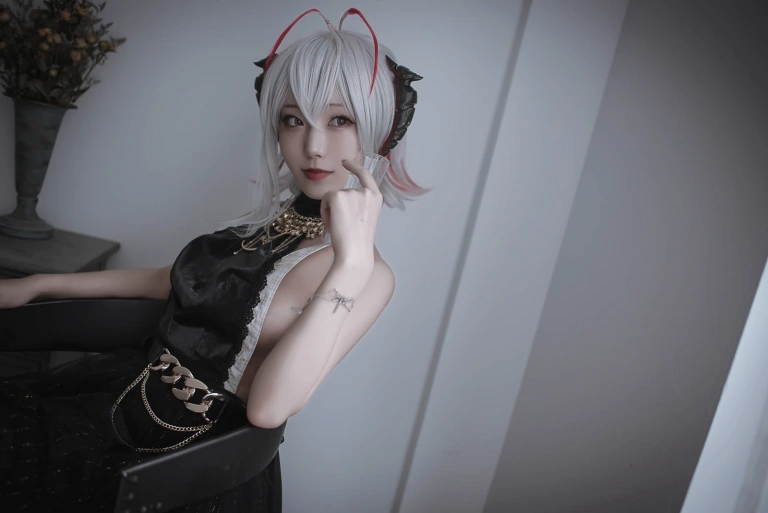 切切celia《明日方舟 W 礼服》主题写真：20张全套美图