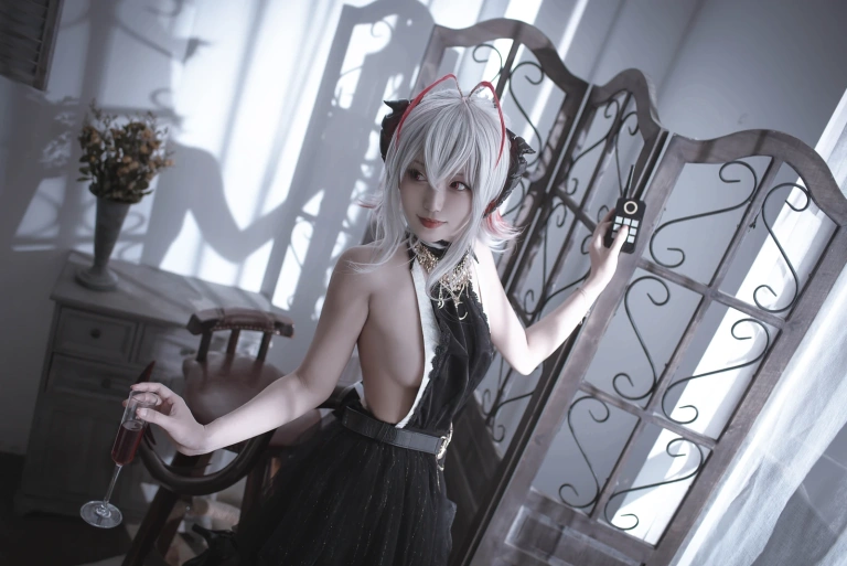 切切celia《明日方舟 W 礼服》主题写真：20张全套美图