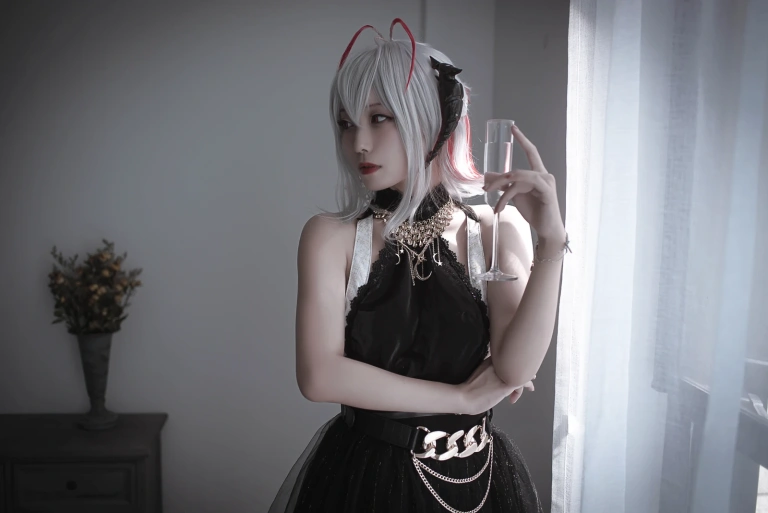 切切celia《明日方舟 W 礼服》主题写真：20张全套美图