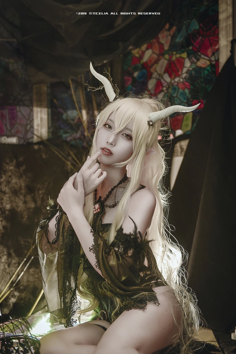 切切celia《闪灵》主题写真：12张全套美图