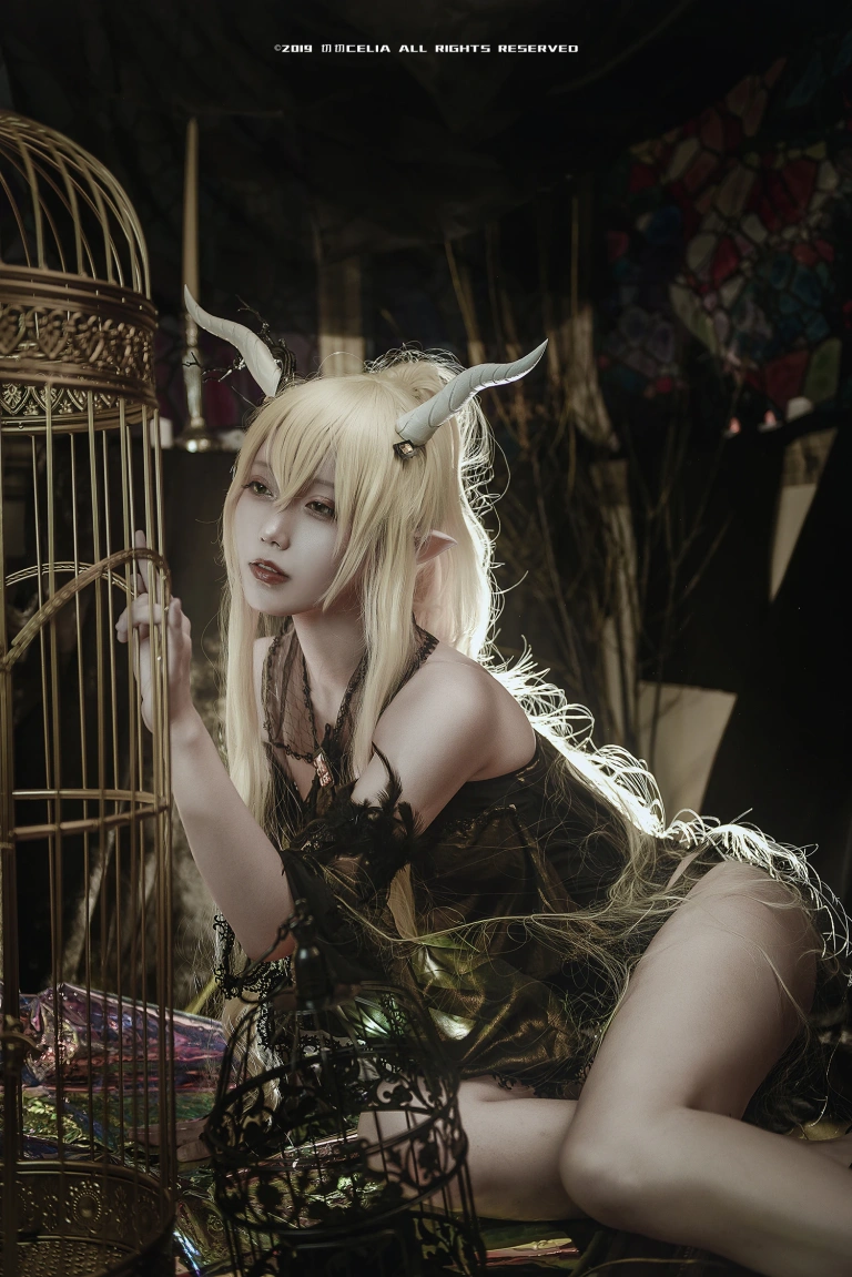 切切celia《闪灵》主题写真：12张全套美图