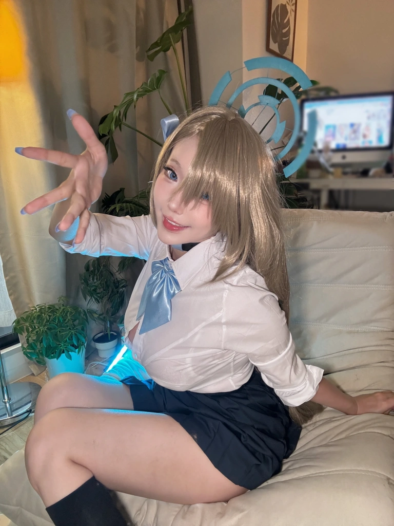 切切celia《明日奈制服自拍》主题写真：17张全套美图，含7个视频
