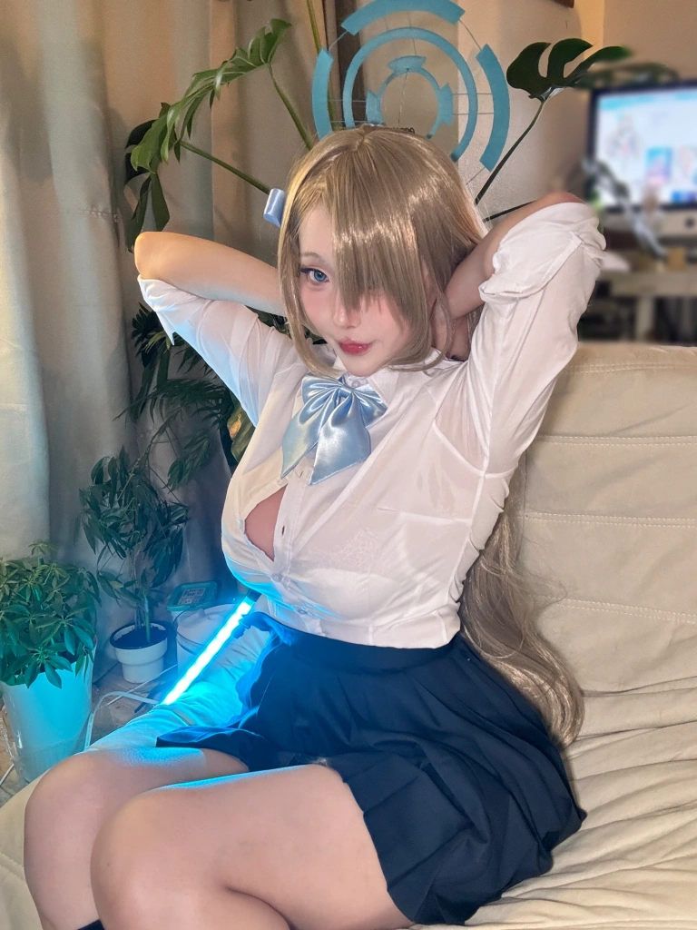 切切celia《明日奈制服自拍》主题写真：17张全套美图，含7个视频