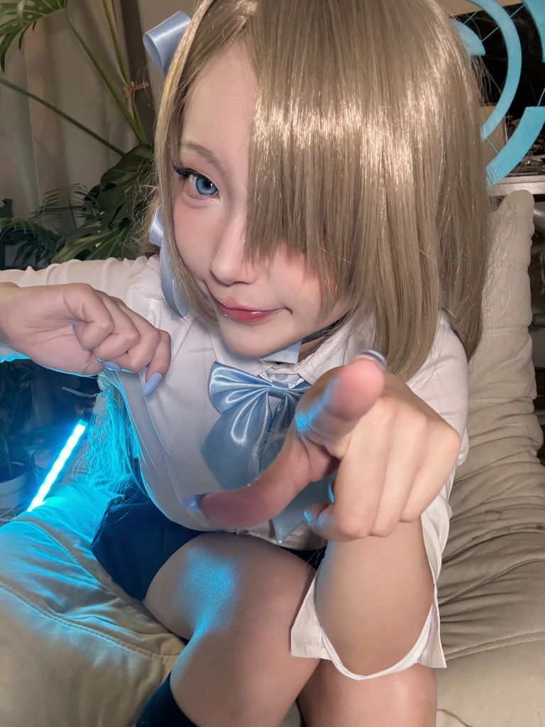 切切celia《明日奈制服自拍》主题写真：17张全套美图，含7个视频