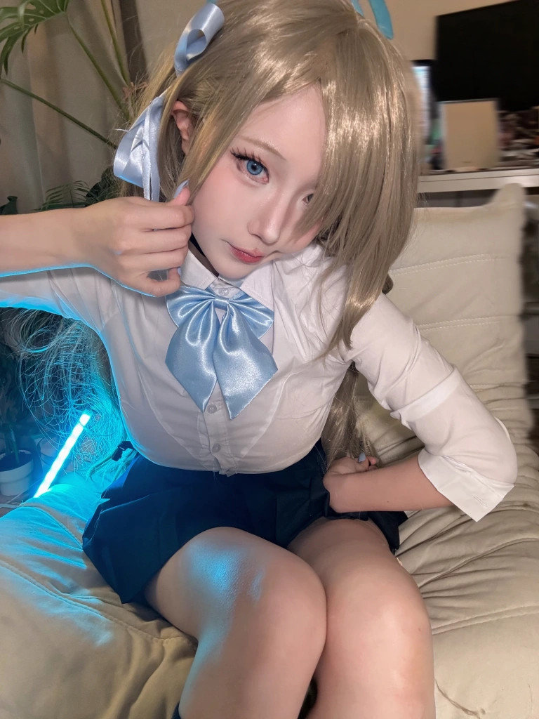 切切celia《明日奈制服自拍》主题写真：17张全套美图，含7个视频