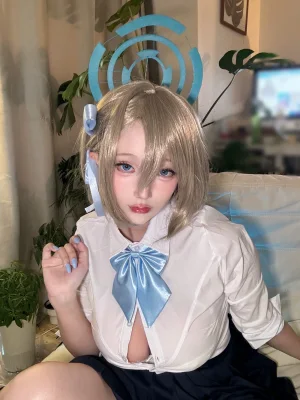 切切celia《明日奈制服自拍》主题写真：17张全套美图，含7个视频