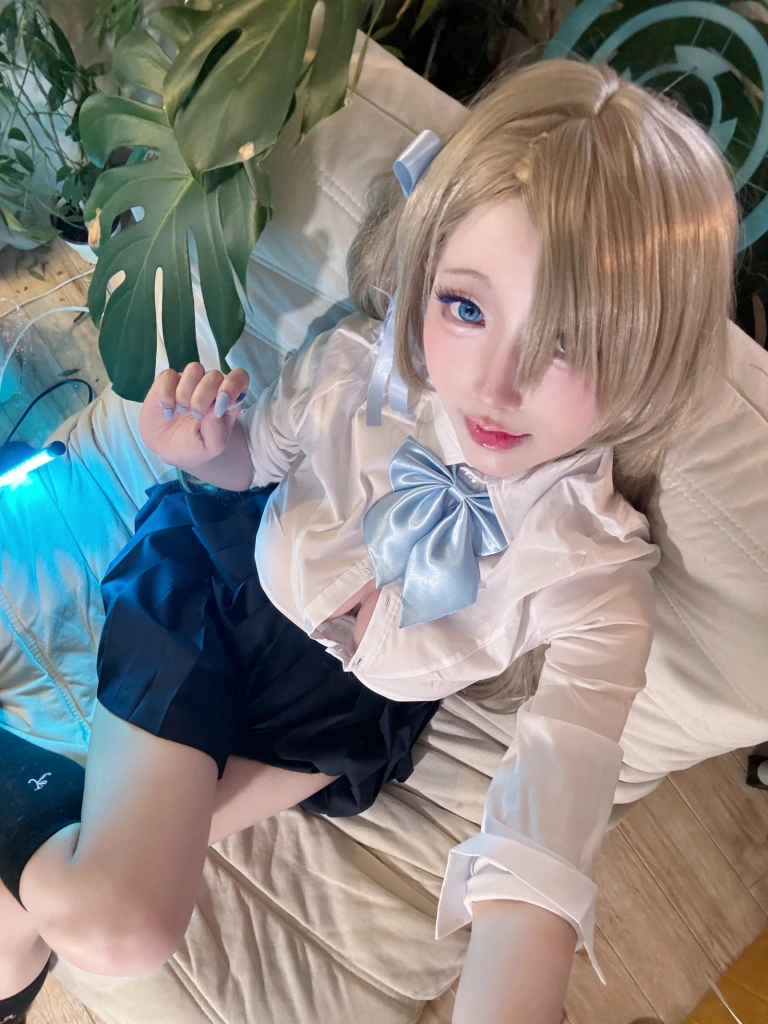 切切celia《明日奈制服自拍》主题写真：17张全套美图，含7个视频