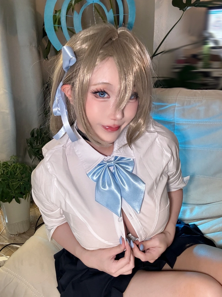 切切celia《明日奈制服自拍》主题写真：17张全套美图，含7个视频