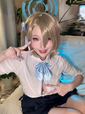 切切celia《明日奈制服自拍》主题写真：17张全套美图，含7个视频