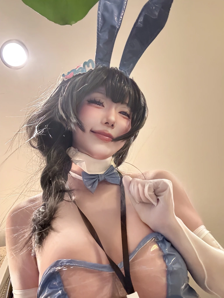 切切celia《梅里自拍》主题写真：14张全套美图，含3个视频