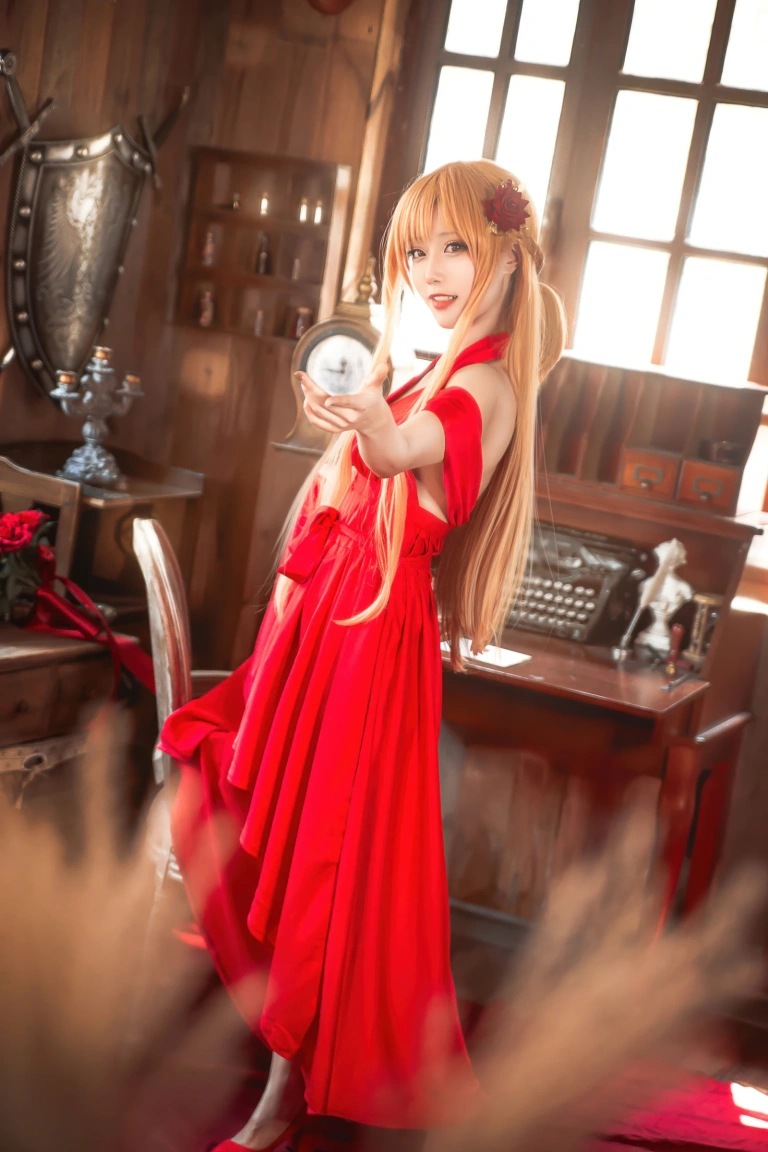 切切celia《刀剑神域 亚丝娜礼服》主题写真：28张全套美图