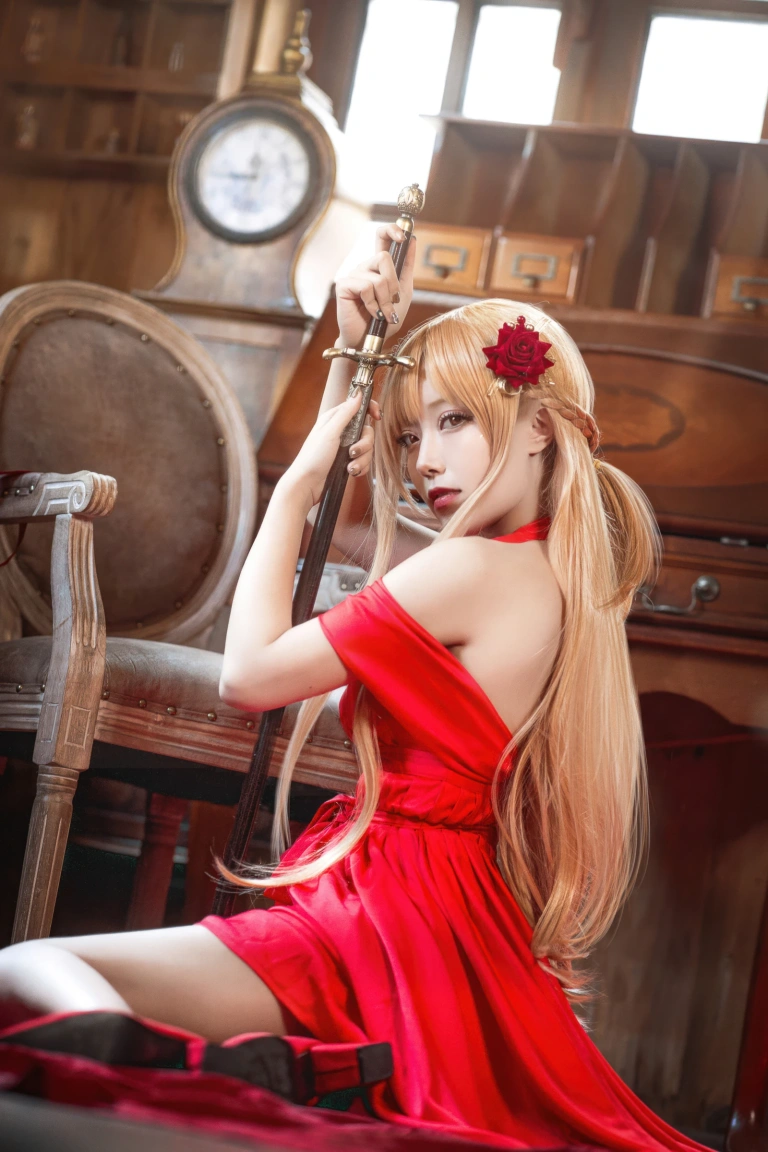 切切celia《刀剑神域 亚丝娜礼服》主题写真：28张全套美图