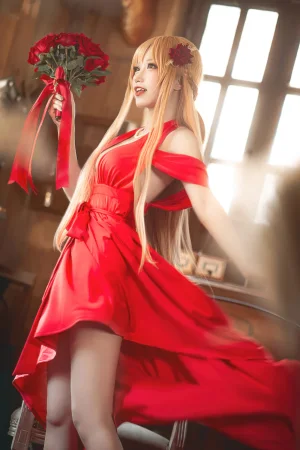 切切celia《刀剑神域 亚丝娜礼服》主题写真：28张全套美图
